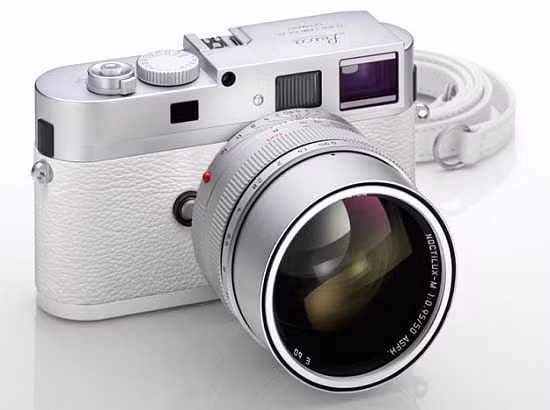 13. Siêu phẩm Leica M9-P Giá bán : 31,695 USD Leica Nhật Bản cho ra mắt mẫu Leica M9-P White Limited Edition với số lượng sản xuất giới hạn chỉ 50 chiếc. M9-P White Limited Edition có thiết kế với lớp vỏ crôm sáng, chân đế được làm bằng sơn mài trắng và bọc da cùng màu. Bộ máy cũng đi kèm với dây đeo bằng da trắng và ống kính Noctilux-M 50mm f/0.95 màu bạc cùng "tông". Các thông số kỹ thuật của M9-P White Limited Edition không khác so với phiên bản gốc M9-P được ra mắt năm ngoái. M9-P là phiên bản nâng cấp nhỏ của M9 và cùng sử dụng cảm biến full-frame độ phân giải 18 Megapixel kích thước 24 x 36mm. So với "đàn anh", M9-P nổi bật hơn với màn hình LCD làm bằng kính sapphire rắn chắc chế tác bằng các công cụ cắt kim cương. Ngoài ra, màn hình này cũng được phủ một lớp chống phản chiếu để người dùng có thể nhìn ảnh rõ cả dưới ánh sáng mặt trời. 13. Siêu phẩm Leica M9-P Giá bán : 31,695 USD Leica Nhật Bản cho ra mắt mẫu Leica M9-P White Limited Edition với số lượng sản xuất giới hạn chỉ 50 chiếc. M9-P White Limited Edition có thiết kế với lớp vỏ crôm sáng, chân đế được làm bằng sơn mài trắng và bọc da cùng màu. Bộ máy cũng đi kèm với dây đeo bằng da trắng và ống kính Noctilux-M 50mm f/0.95 màu bạc cùng "tông". Các thông số kỹ thuật của M9-P White Limited Edition không khác so với phiên bản gốc M9-P được ra mắt năm ngoái. M9-P là phiên bản nâng cấp nhỏ của M9 và cùng sử dụng cảm biến full-frame độ phân giải 18 Megapixel kích thước 24 x 36mm. So với "đàn anh", M9-P nổi bật hơn với màn hình LCD làm bằng kính sapphire rắn chắc chế tác bằng các công cụ cắt kim cương. Ngoài ra, màn hình này cũng được phủ một lớp chống phản chiếu để người dùng có thể nhìn ảnh rõ cả dưới ánh sáng mặt trời.