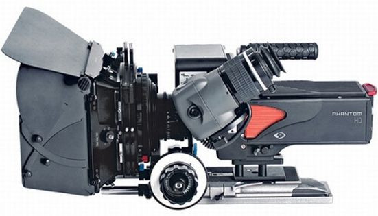 4. Phantom HD Gold Giá bán: 118 nghìn USD Đây là loại máy quay không những có thể quay được tốc độ cao mà còn cho chất lượng hình ảnh tương đương với phim nhựa dù để máy ở chế độ quay HD hay chỉ có độ phân giải thấp.Phantom HD Gold là máy quay được sản xuất với số lượng hạn chế 150 chiếc trên toàn thế giới. Máy có thể quay với tốc độ 1.000 hình/giây ở độ phân giải 1920×1080 và 1.500 hình/giây ở độ phân giải 1280×720. Người dùng có thể chọn độ sâu của hình ảnh từ 8 bit tới 14bit. Chiếc máy quay này có rất nhiều chức năng hữu ích – Người dùng có thể chọn tốc độ quay từ 1 cho tới 1.000 hình/giây, dễ dàng tạo các hiệu ứng nhanh chậm đặc biệt cho bộ phim. Tốc độ tối đa màn trập của máy là 1/500.000 giây (với tốc độ 1/500 là đã có thể chụp viên đạn đang bay). Phantom HD GOLD có 3 phiên bản với bộ nhớ trong dung lượng khác nhau là 8, 16 hoặc 32GB. Nhưng máy cũng được trang bị khả năng thay nóng ổ cứng ở phía trên đỉnh máy, người dùng có thể lắp thêm ổ cứng 128, 256 hoặc 512GB cho máy. Hiện tại, giá bán của Phantom HD GOLD vào khoảng 2,4 tỷ đồng (118 nghìn USD). 4. Phantom HD Gold Giá bán: 118 nghìn USD Đây là loại máy quay không những có thể quay được tốc độ cao mà còn cho chất lượng hình ảnh tương đương với phim nhựa dù để máy ở chế độ quay HD hay chỉ có độ phân giải thấp.Phantom HD Gold là máy quay được sản xuất với số lượng hạn chế 150 chiếc trên toàn thế giới. Máy có thể quay với tốc độ 1.000 hình/giây ở độ phân giải 1920×1080 và 1.500 hình/giây ở độ phân giải 1280×720. Người dùng có thể chọn độ sâu của hình ảnh từ 8 bit tới 14bit. Chiếc máy quay này có rất nhiều chức năng hữu ích – Người dùng có thể chọn tốc độ quay từ 1 cho tới 1.000 hình/giây, dễ dàng tạo các hiệu ứng nhanh chậm đặc biệt cho bộ phim. Tốc độ tối đa màn trập của máy là 1/500.000 giây (với tốc độ 1/500 là đã có thể chụp viên đạn đang bay). Phantom HD GOLD có 3 phiên bản với bộ nhớ trong dung lượng khác nhau là 8, 16 hoặc 32GB. Nhưng máy cũng được trang bị khả năng thay nóng ổ cứng ở phía trên đỉnh máy, người dùng có thể lắp thêm ổ cứng 128, 256 hoặc 512GB cho máy. Hiện tại, giá bán của Phantom HD GOLD vào khoảng 2,4 tỷ đồng (118 nghìn USD).