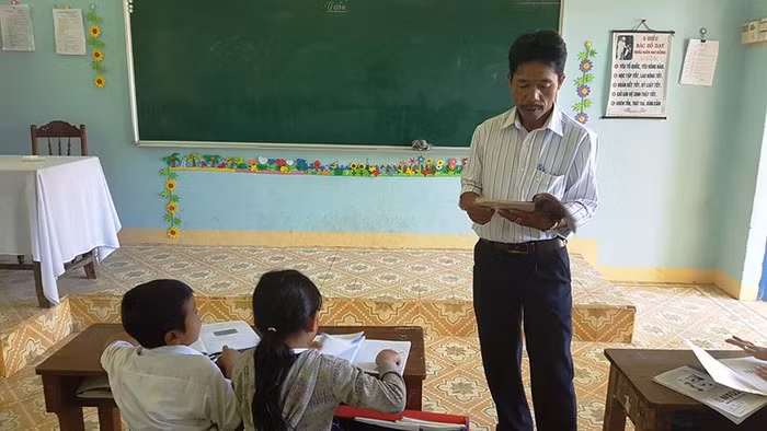 Giáo viên nhiều huyện miền núi Quảng Nam hoang mang, lo lắng vì công văn yêu cầu thu hồi số tiền đã hỗ trợ. Ảnh: NTT