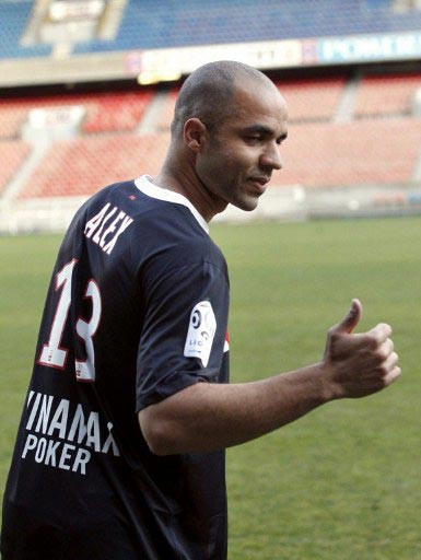 Alex (Chelsea - PSG, 4,2 triệu bảng). Không được trọng dụng ở Chelsea, nhưng Alex vẫn được rất nhiều đội bóng lớn theo đuổi và anh chọn PSG. Kinh nghiệm, khả năng chỉ huy và óc phán đoán của Alex được kỳ vọng sẽ là sự bổ sung hiệu quả cho sức trẻ cùng chất lửa của Mamadou Sakho. Mới 21 tuổi nhưng trung vệ này được quy hoạch cho vị trí thủ lĩnh và là biểu tượng bản sắc của PSG tương tự John Terry ở Chelsea. Alex (Chelsea - PSG, 4,2 triệu bảng). Không được trọng dụng ở Chelsea, nhưng Alex vẫn được rất nhiều đội bóng lớn theo đuổi và anh chọn PSG. Kinh nghiệm, khả năng chỉ huy và óc phán đoán của Alex được kỳ vọng sẽ là sự bổ sung hiệu quả cho sức trẻ cùng chất lửa của Mamadou Sakho. Mới 21 tuổi nhưng trung vệ này được quy hoạch cho vị trí thủ lĩnh và là biểu tượng bản sắc của PSG tương tự John Terry ở Chelsea.