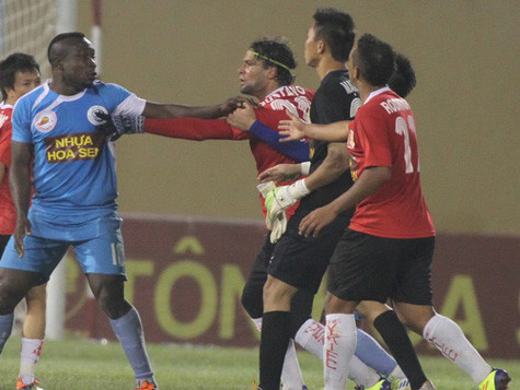 Timothy (trái) trong vụ lộn xộn trên sân Ninh Bình ở trận V.NB-Hà Nội cũng trong khuôn khổ Cúp QG 2012.