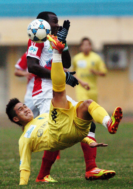 Những pha ra chân rợn người không thiếu sân cỏ Việt Nam suốt nhiều năm qua. Những pha ra chân rợn người không thiếu sân cỏ Việt Nam suốt nhiều năm qua.