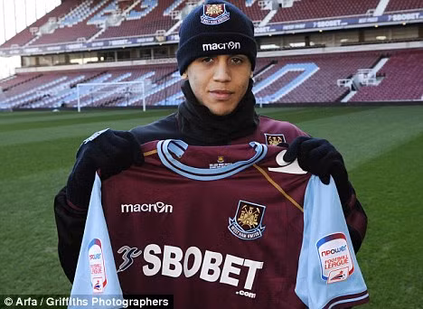 Ravel Morrison vừa chuyển đến West Ham từ MU với giá 650,000 bảng.