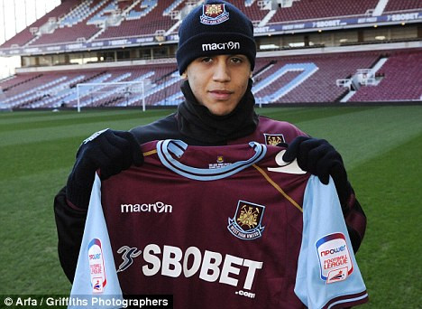 Ravel Morrison vừa chuyển đến West Ham từ MU với giá 650,000 bảng. Ravel Morrison vừa chuyển đến West Ham từ MU với giá 650,000 bảng.