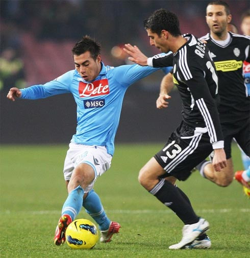 Eduardo Vargas (Universidad de Chile - Napoli, 11 triệu bảng). Sau khi ghi 32 bàn trong 77 trận khoác áo Universidad de Chile hai mùa vừa qua, Vargas được cho là một thắng lợi của Napoli trên thị trường chuyển nhượng. Anh cũng "chào hàng" ấn tượng các đại gia ở châu Âu khi lập cú đúp trong trận giao hữu Chile thua Tây Ban Nha hồi tháng 9/2011. Eduardo Vargas (Universidad de Chile - Napoli, 11 triệu bảng). Sau khi ghi 32 bàn trong 77 trận khoác áo Universidad de Chile hai mùa vừa qua, Vargas được cho là một thắng lợi của Napoli trên thị trường chuyển nhượng. Anh cũng "chào hàng" ấn tượng các đại gia ở châu Âu khi lập cú đúp trong trận giao hữu Chile thua Tây Ban Nha hồi tháng 9/2011.