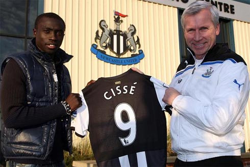 Papiss Cisse (Freiburg - Newcaslte, 10 triệu bảng). Chiếc áo số 9 vốn thuộc về huyền thoại Alan Shearer mà HLV Pardew trao cho Cisse cho thấy Newcaslte kỳ vọng lớn như thế nào ở tiền đạo người Senegal. Với thành tích ghi bàn rất ổn định, Newcastle kỳ vọng Cisse sẽ chia lửa với Demba Ba - người đã bùng nổ với 15 bàn tại giải Ngoại hạng mùa này. Papiss Cisse (Freiburg - Newcaslte, 10 triệu bảng). Chiếc áo số 9 vốn thuộc về huyền thoại Alan Shearer mà HLV Pardew trao cho Cisse cho thấy Newcaslte kỳ vọng lớn như thế nào ở tiền đạo người Senegal. Với thành tích ghi bàn rất ổn định, Newcastle kỳ vọng Cisse sẽ chia lửa với Demba Ba - người đã bùng nổ với 15 bàn tại giải Ngoại hạng mùa này.