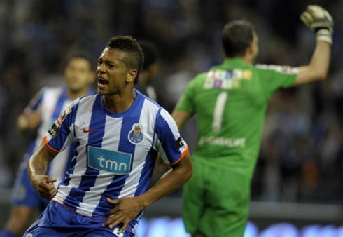 Fredy Guarin (Porto - Inter, mượn kèm điều khoản mua đứt 9,2 triệu bảng). Ngay khi Thiago Motta rục rịch ra đi, Inter đã liên hệ với Porto để tuyển mộ Guarin. Thành công ở Porto mùa trước là bằng chứng cho tiềm năng của tiền vệ người Colombia. Ở tuổi 25 tuổi, Guarin hứa hẹn sẽ tiến xa tại Inter. Fredy Guarin (Porto - Inter, mượn kèm điều khoản mua đứt 9,2 triệu bảng). Ngay khi Thiago Motta rục rịch ra đi, Inter đã liên hệ với Porto để tuyển mộ Guarin. Thành công ở Porto mùa trước là bằng chứng cho tiềm năng của tiền vệ người Colombia. Ở tuổi 25 tuổi, Guarin hứa hẹn sẽ tiến xa tại Inter.