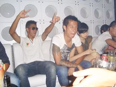 Sỹ Mạnh (giữa) là công tử chính hiệu đi đá bóng.