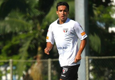 Jadson (Shakhtar Donetsk - Sao Paulo, 3,3 triệu bảng). Sao Paulo được cho là gặp món hời lớn. Với Jadson, hồi hương chơi bóng không hề là một bước lùi trong sự nghiệp như một số ý kiến đánh giá. Trái lại, anh sẽ được chơi bóng trong môi trường Brazil quen thuộc và có cơ hội lọt vào mắt xanh của HLV trưởng tuyển Brazil Menezes khi ông lên kế hoạch nhân sự cho World Cup 2014. Jadson (Shakhtar Donetsk - Sao Paulo, 3,3 triệu bảng). Sao Paulo được cho là gặp món hời lớn. Với Jadson, hồi hương chơi bóng không hề là một bước lùi trong sự nghiệp như một số ý kiến đánh giá. Trái lại, anh sẽ được chơi bóng trong môi trường Brazil quen thuộc và có cơ hội lọt vào mắt xanh của HLV trưởng tuyển Brazil Menezes khi ông lên kế hoạch nhân sự cho World Cup 2014.