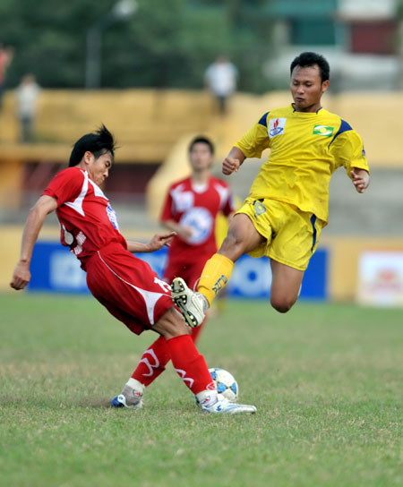 Nhiều cầu thủ SLNA chơi bóng quá “chặt chém” Nhiều cầu thủ SLNA chơi bóng quá “chặt chém”