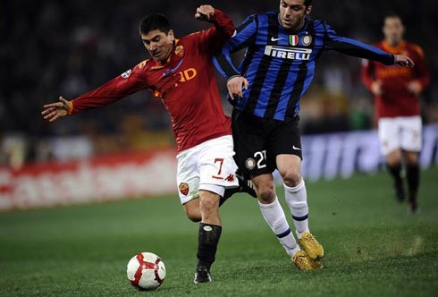 David Pizzaro (Roma - Man City, mượn). Mancini tin tưởng có David Pizzaro có thể đảm bảo chất lượng chiều sâu ở tuyến giữa. Từng làm việc với Pizzaro ở Inter, Mancini hiểu rõ kinh nghiệm và khả năng phối bóng tinh tế của học trò cũ có thể sẽ phát huy tác dụng khi Yaya Toure chưa trở về từ CAN 2012, Barry đã lớn tuổi còn De Jong sa sút. David Pizzaro (Roma - Man City, mượn). Mancini tin tưởng có David Pizzaro có thể đảm bảo chất lượng chiều sâu ở tuyến giữa. Từng làm việc với Pizzaro ở Inter, Mancini hiểu rõ kinh nghiệm và khả năng phối bóng tinh tế của học trò cũ có thể sẽ phát huy tác dụng khi Yaya Toure chưa trở về từ CAN 2012, Barry đã lớn tuổi còn De Jong sa sút.