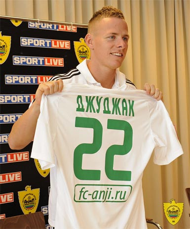 Balazs Dzsudzsak (Anzhi - Dynamo Moscow, 12,5 triệu bảng). Chấn thương khiến Balazs Dzsudzsak không thể hiện đúng phong độ trong 6tháng đầu tiên. Ngay khi Anzhi tuyên bố không đủ kiên nhẫn để chờ đợi, Dynamo Moscow đã giang rộng vòng tay đón Dzsudzsak và xem tiền vệ này là vụ tuyển mộ quan trọng để họ hiện thực hóa tham vọng giành vé dự Champions League mùa tới. Balazs Dzsudzsak (Anzhi - Dynamo Moscow, 12,5 triệu bảng). Chấn thương khiến Balazs Dzsudzsak không thể hiện đúng phong độ trong 6tháng đầu tiên. Ngay khi Anzhi tuyên bố không đủ kiên nhẫn để chờ đợi, Dynamo Moscow đã giang rộng vòng tay đón Dzsudzsak và xem tiền vệ này là vụ tuyển mộ quan trọng để họ hiện thực hóa tham vọng giành vé dự Champions League mùa tới.