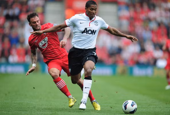 Những phút đầu tiên của trận đấu, Quỷ đỏ đẩy cao đội hình gia tăng sức ép lên phần sân của Southampton... Đội khách Man United kiểm soát bóng nhiều trong khoảng hơn 10 phút đầu nhưng không tạo ra được tình huống nguy hiểm nào...