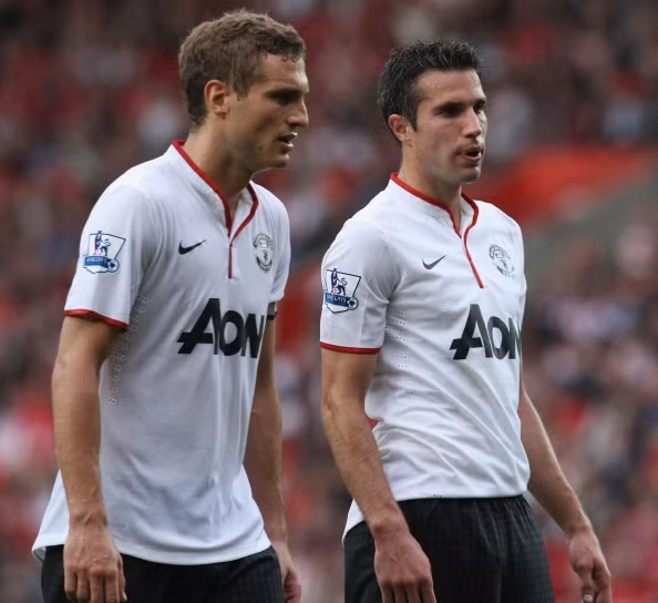 Sự tiếc nuối và thất vọng với pha hỏng ăn của Van Persie...