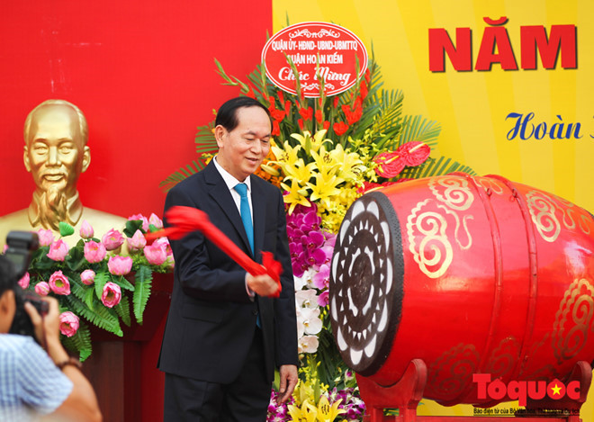 Sáng nay, 5/9, Chủ tịch nước Trần Đại Quang đã tới trường THCS Trưng Vương tham dự lễ khai giảng năm học mới 2017-2018. Chủ tịch nước đã đánh trống khai giảng năm học mới 2017-2018. Ảnh: Báo Điện tử Tổ quốc.