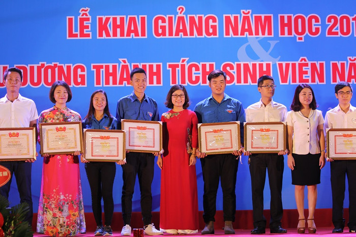 Viện Đại học Mở Hà Nội cũng đã tiến hành trao bằng khen và phần thưởng của Trung ương Đoàn, Trung ương Hội Sinh viên, Thành đoàn, Hội Sinh viên cho các sinh viên đạt thành tích xuất sắc trong công tác đoàn và phong trào sinh viên. (Ảnh: Linh Hương) Viện Đại học Mở Hà Nội cũng đã tiến hành trao bằng khen và phần thưởng của Trung ương Đoàn, Trung ương Hội Sinh viên, Thành đoàn, Hội Sinh viên cho các sinh viên đạt thành tích xuất sắc trong công tác đoàn và phong trào sinh viên. (Ảnh: Linh Hương)