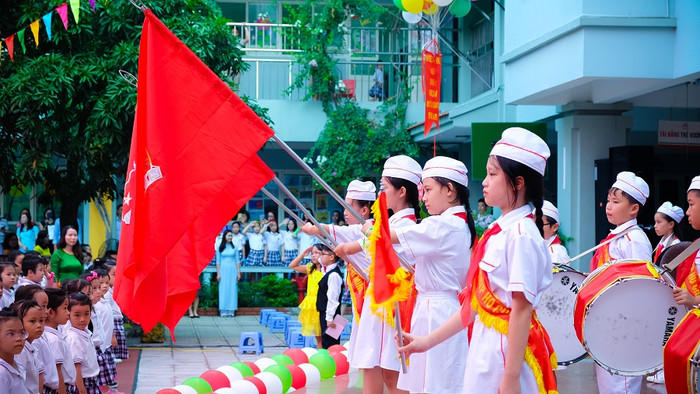 Dù hàng tuần đều được dự lễ chào cờ tại sân trường, nhưng có lẽ đây là buổi lễ mà các con sẽ nhớ nhất trong năm học 2017 – 2018 này. Dù hàng tuần đều được dự lễ chào cờ tại sân trường, nhưng có lẽ đây là buổi lễ mà các con sẽ nhớ nhất trong năm học 2017 – 2018 này.