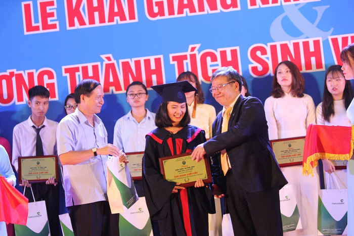 Viện Đại học Mở Hà Nội dành gần 4 tỷ 500 triệu đồng để trao học bổng khuyến khích học tập cho những sinh viên đã đạt thành tích (Ảnh: Linh Hương) Viện Đại học Mở Hà Nội dành gần 4 tỷ 500 triệu đồng để trao học bổng khuyến khích học tập cho những sinh viên đã đạt thành tích (Ảnh: Linh Hương)