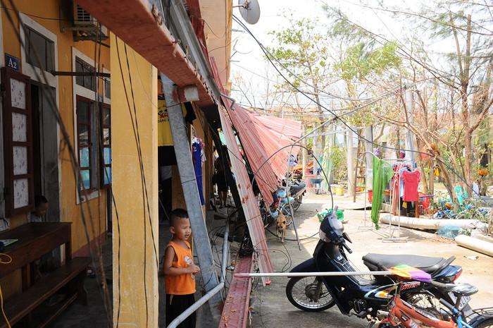 Những phòng nội trú bằng mái tôn nơi đây cũng không còn nguyên vẹn