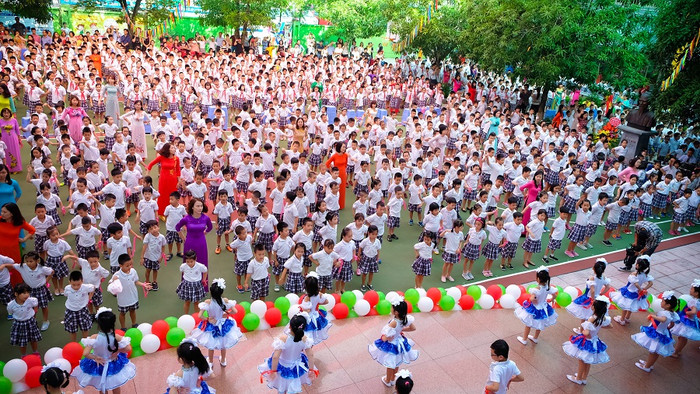 Đúng 8h00 sáng, buổi lễ khai giảng bắt đầu với tiết mục nhảy dân vũ của toàn thể 1800 học sinh. Đúng 8h00 sáng, buổi lễ khai giảng bắt đầu với tiết mục nhảy dân vũ của toàn thể 1800 học sinh.