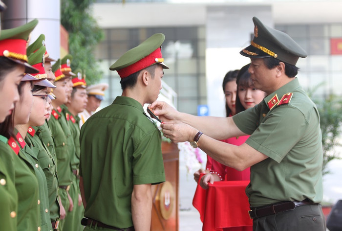 Thiếu tướng Bùi Minh Giám - Phó Tổng Cục trưởng Tổng cục Chính trị Công an nhân dân gắn quân hàm cho các học viên Học viện Cảnh sát nhân dân (Ảnh: Hà Linh) Thiếu tướng Bùi Minh Giám - Phó Tổng Cục trưởng Tổng cục Chính trị Công an nhân dân gắn quân hàm cho các học viên Học viện Cảnh sát nhân dân (Ảnh: Hà Linh)