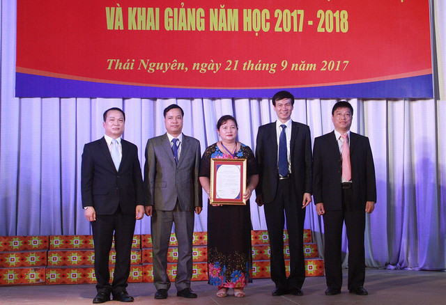 Giáo sư Nguyễn Quý Thanh trao giấy chứng nhận trường đạt tiêu chuẩn chất lượng giáo dục của Bộ Giáo dục và Đào tạo cho Trường Đại học Sư phạm Thái Nguyên (Ảnh: Bá Hải) Giáo sư Nguyễn Quý Thanh trao giấy chứng nhận trường đạt tiêu chuẩn chất lượng giáo dục của Bộ Giáo dục và Đào tạo cho Trường Đại học Sư phạm Thái Nguyên (Ảnh: Bá Hải)
