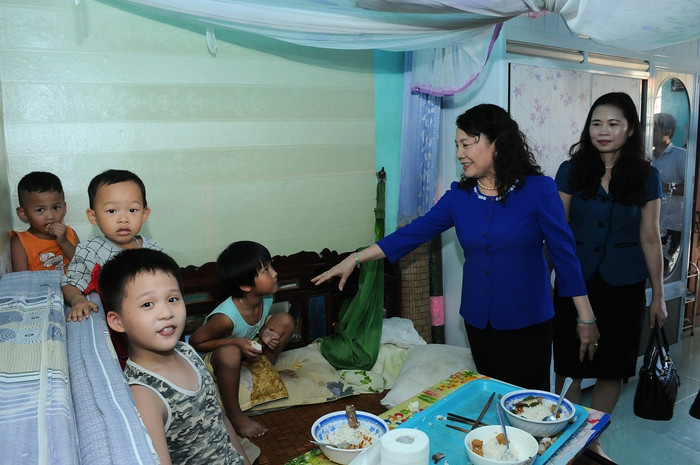 Bữa cơm của những đứa trẻ - con của những giáo viên nội trú tại trường Trung học phổ thông Quang Trung