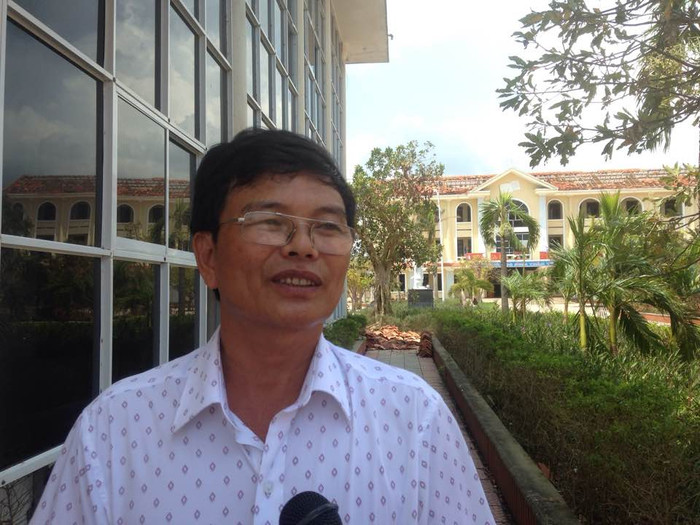 Thầy Đỗ Hữu Diên – Hiệu trưởng trường Trung học phổ thông Quang Trung (Quảng Trạch, Quảng Bình) chia sẻ, trường bị hư hỏng từ hệ thống hàng rào, tốc mái ngói…nhưng thiệt hại nặng nề nhất là khu nội trú cho cán bộ giáo viên. (Ảnh: Thùy Linh) Thầy Đỗ Hữu Diên – Hiệu trưởng trường Trung học phổ thông Quang Trung (Quảng Trạch, Quảng Bình) chia sẻ, trường bị hư hỏng từ hệ thống hàng rào, tốc mái ngói…nhưng thiệt hại nặng nề nhất là khu nội trú cho cán bộ giáo viên. (Ảnh: Thùy Linh)