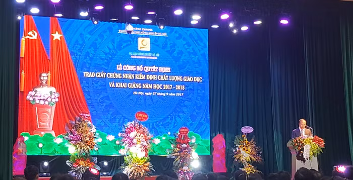 Trường Đại học Công nghiệp Hà Nội được nhận Chứng nhận kiểm định chất lượng giáo dục đúng lễ khai giảng năm học mới lần thứ 120. (Ảnh: Hà Linh)