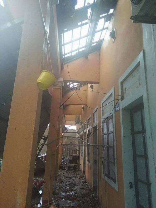 Từng 6 năm công tác tại trường, chứng kiến nhiều cơn bão nhưng theo cô Hiền cơn bão số 10 vừa qua là cơn bão mạnh nhất khiến khu nội trú của giáo viên thành một đống đổ nát (Ảnh: Cô Hiền cung cấp) Từng 6 năm công tác tại trường, chứng kiến nhiều cơn bão nhưng theo cô Hiền cơn bão số 10 vừa qua là cơn bão mạnh nhất khiến khu nội trú của giáo viên thành một đống đổ nát (Ảnh: Cô Hiền cung cấp)