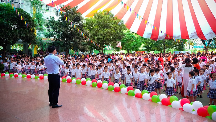 Đúng như tên gọi Le Quy Don Colors, lễ khai giảng của trường tiểu học Lê Quý Đôn - Mỹ Đình, Hà Nội đã mang tới một bữa tiệc đa màu sắc từ trang trí đến nội dung. Đặc biệt mỗi học sinh sẽ được phát 01 ruy băng thể hiện một trong 05 giá trị mà nhà trường cũng như các con muốn đạt được trong năm học tới. Xanh lá là tính tự giác, màu hồng thể hiện đam mê, màu đỏ mang ý nghĩa sức khỏe. Màu vàng là mục tiêu trở thành công dân toàn cầu còn xanh dương là mong muốn được tỏa sáng ! Đúng như tên gọi Le Quy Don Colors, lễ khai giảng của trường tiểu học Lê Quý Đôn - Mỹ Đình, Hà Nội đã mang tới một bữa tiệc đa màu sắc từ trang trí đến nội dung. Đặc biệt mỗi học sinh sẽ được phát 01 ruy băng thể hiện một trong 05 giá trị mà nhà trường cũng như các con muốn đạt được trong năm học tới. Xanh lá là tính tự giác, màu hồng thể hiện đam mê, màu đỏ mang ý nghĩa sức khỏe. Màu vàng là mục tiêu trở thành công dân toàn cầu còn xanh dương là mong muốn được tỏa sáng !