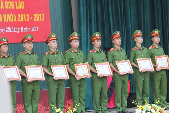 Ban Giám đốc Học viện Cảnh sát nhân dân trao giấy khen cho các học viên có thành tích xuất sắc trong khóa học (Ảnh: Hà Linh) Ban Giám đốc Học viện Cảnh sát nhân dân trao giấy khen cho các học viên có thành tích xuất sắc trong khóa học (Ảnh: Hà Linh)