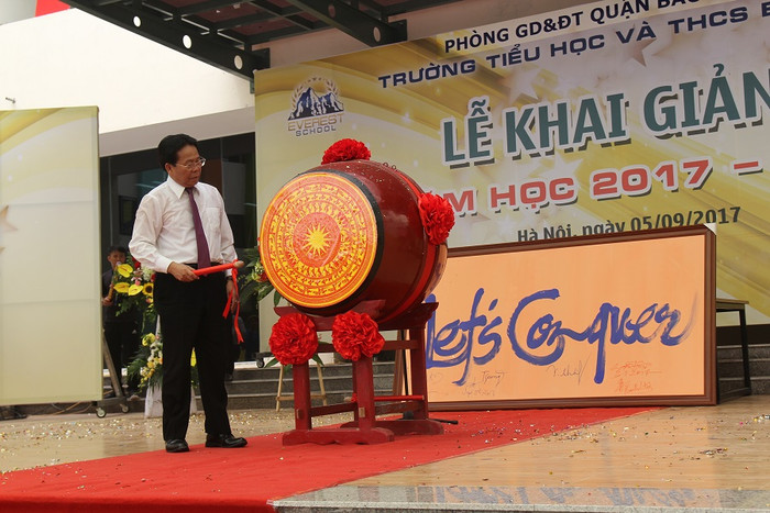 Tiến sĩ khoa học Nghiêm Vũ Khải - Đại biểu Quốc hội và cũng là Cố vấn đặc biệt của trường đánh trống khai giảng năm học mới tại ngôi trường Tiểu học và Trung học cơ sở Everest Tiến sĩ khoa học Nghiêm Vũ Khải - Đại biểu Quốc hội và cũng là Cố vấn đặc biệt của trường đánh trống khai giảng năm học mới tại ngôi trường Tiểu học và Trung học cơ sở Everest