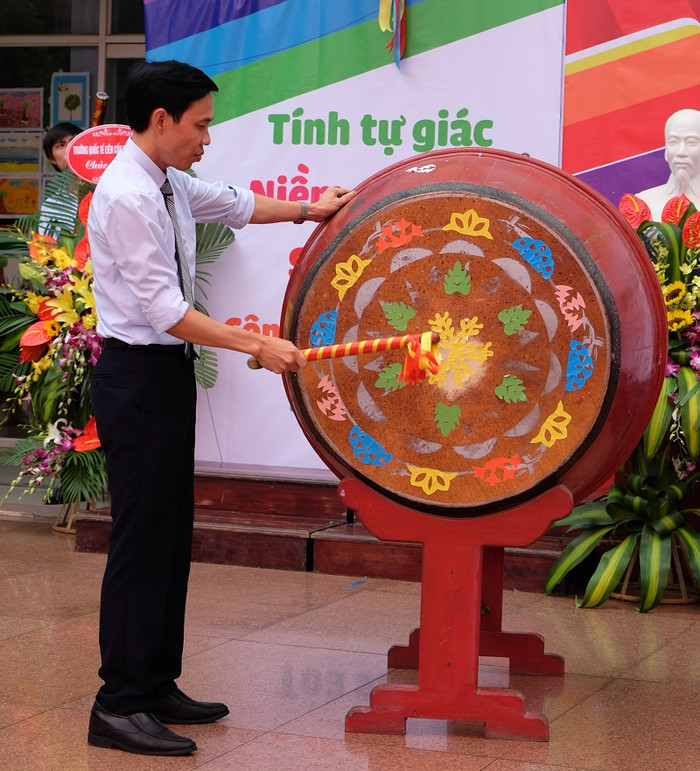 Thầy Hiệu trưởng Tạ Như Việt đánh hồi trống trường, chính thức chào đón năm học mới 2017 – 2018 với nhiều hy vọng của học sinh và giáo viên nhà trường. Thầy Hiệu trưởng Tạ Như Việt đánh hồi trống trường, chính thức chào đón năm học mới 2017 – 2018 với nhiều hy vọng của học sinh và giáo viên nhà trường.