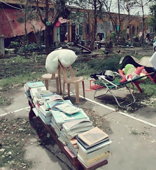 Sau bão, việc làm đầu tiên của các giáo viên là chạy tới mang sách vở, bài kiểm tra của học trò ra phơi (Ảnh cô Hiền cung cấp) Sau bão, việc làm đầu tiên của các giáo viên là chạy tới mang sách vở, bài kiểm tra của học trò ra phơi (Ảnh cô Hiền cung cấp)