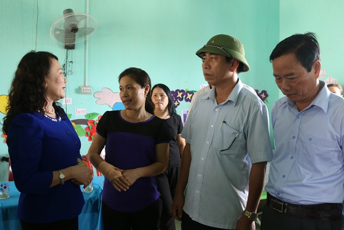 Thứ trưởng Nghĩa tới thăm hỏi, động viên giáo viên và học sinh các trường bị thiệt hại do bão số 10 tại Quảng Bình (Ảnh: Thùy Linh)