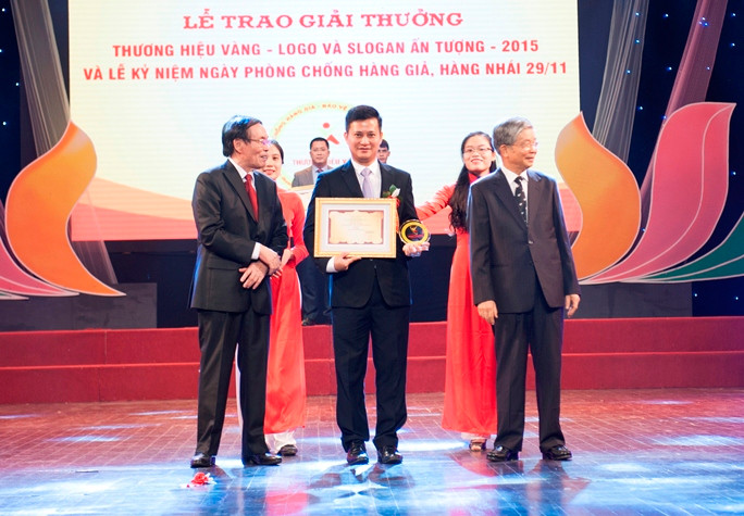 - Phó Tổng Giám đốc Trần Công Quỳnh Lân đại diện VietinBank nhận Giải thưởng Thương hiệu vàng, logo và slogan ấn tượng năm 2015 - Phó Tổng Giám đốc Trần Công Quỳnh Lân đại diện VietinBank nhận Giải thưởng Thương hiệu vàng, logo và slogan ấn tượng năm 2015