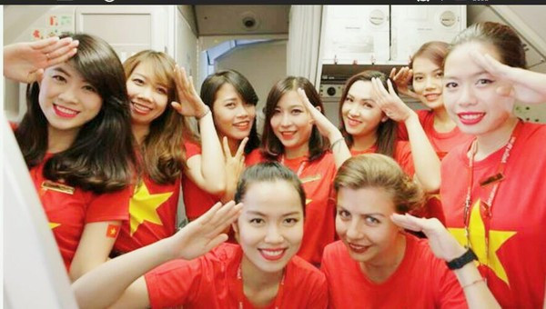 Ngoài vẻ đẹp về hình thức, các cô nàng tiếp viên này còn có khả năng đặc biệt trong truyền đạt, giao tiếp tốt bằng ngoại ngữ. Ngoài vẻ đẹp về hình thức, các cô nàng tiếp viên này còn có khả năng đặc biệt trong truyền đạt, giao tiếp tốt bằng ngoại ngữ.