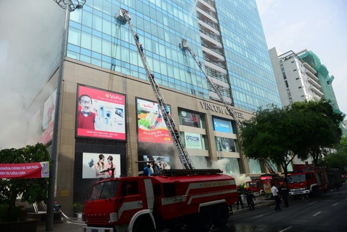 Lực lượng PCCC đang hướng dẫn người dân thoát nạn bằng xe thang chuyên nghiệp Lực lượng PCCC đang hướng dẫn người dân thoát nạn bằng xe thang chuyên nghiệp