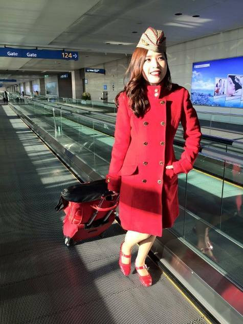 Trở thành tiếp viên hàng không là phải chấp nhận thời gian trên máy bay nhiều hơn nhưng Hoàng Vi rất may mắn khi luôn nhận được sự quan tâm động viên từ gia đình Trở thành tiếp viên hàng không là phải chấp nhận thời gian trên máy bay nhiều hơn nhưng Hoàng Vi rất may mắn khi luôn nhận được sự quan tâm động viên từ gia đình