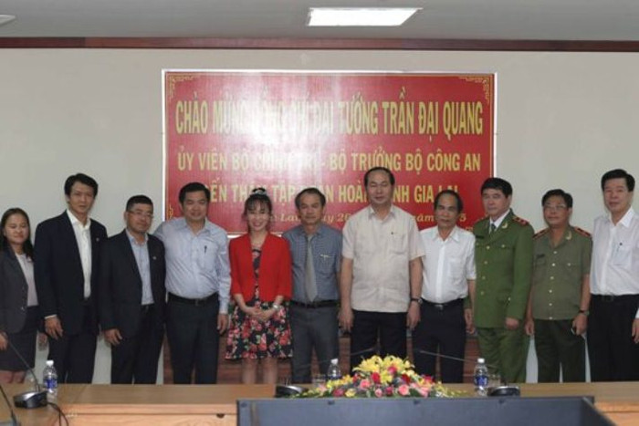 Bộ trưởng chụp hình lưu niệm với lãnh đạo Tập đoàn Hoàng Anh Gia Lai. Bộ trưởng chụp hình lưu niệm với lãnh đạo Tập đoàn Hoàng Anh Gia Lai.