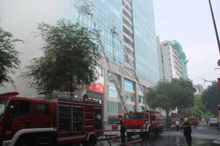 Các xe cứu hỏa tổng lực dập tắt đám cháy Các xe cứu hỏa tổng lực dập tắt đám cháy