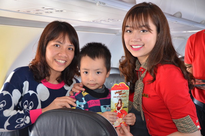 Hành khách đầu tiên trên chuyến bay Đài Bắc - Hà Nội nhận phần quà may mcủa Vietjet. Hành khách đầu tiên trên chuyến bay Đài Bắc - Hà Nội nhận phần quà may mcủa Vietjet.