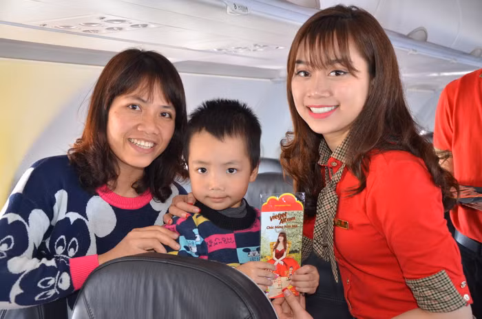 Hành khách đầu tiên trên chuyến bay Đài Bắc - Hà Nội nhận phần quà may mcủa Vietjet.