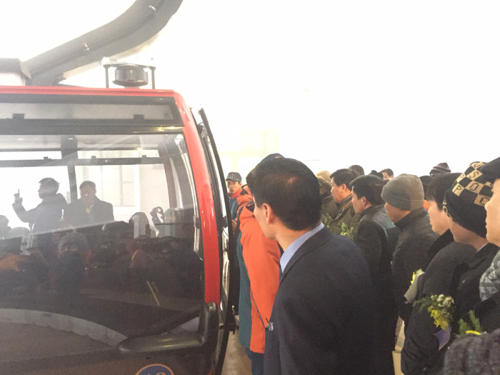 Thăm quan cabin cáp treo. Thăm quan cabin cáp treo.