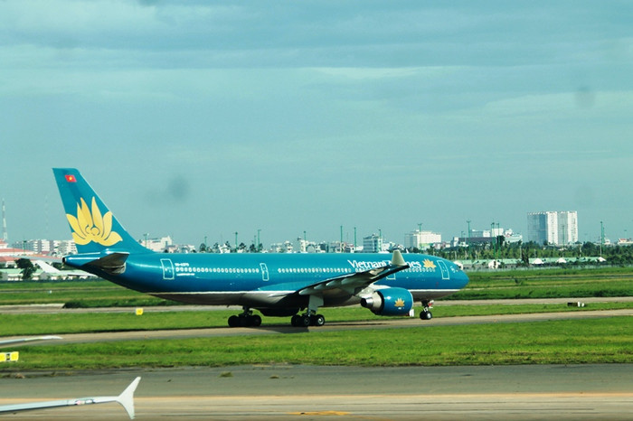 Máy bay của Hãng hàng không Vietnam Airlines lăn bánh trên đường băng sân bay Tân Sơn Nhất - ảnh: Hoàng Lực. Máy bay của Hãng hàng không Vietnam Airlines lăn bánh trên đường băng sân bay Tân Sơn Nhất - ảnh: Hoàng Lực.