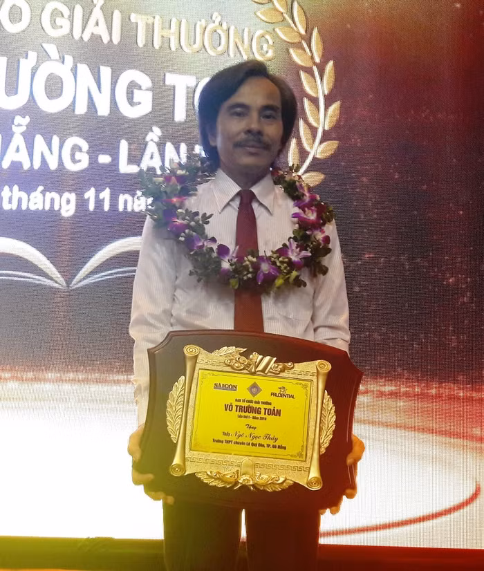 Thầy giáo ưu tú Ngô Ngọc Thủy tại lễ trao giải thưởng Võ Trường Toản, vinh danh những nhà giáo vì sự nghiệp "lương sư hưng quốc". (Ảnh: An Nguyên)