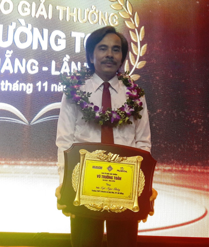 Thầy giáo ưu tú Ngô Ngọc Thủy tại lễ trao giải thưởng Võ Trường Toản, vinh danh những nhà giáo vì sự nghiệp "lương sư hưng quốc". (Ảnh: An Nguyên) Thầy giáo ưu tú Ngô Ngọc Thủy tại lễ trao giải thưởng Võ Trường Toản, vinh danh những nhà giáo vì sự nghiệp "lương sư hưng quốc". (Ảnh: An Nguyên)