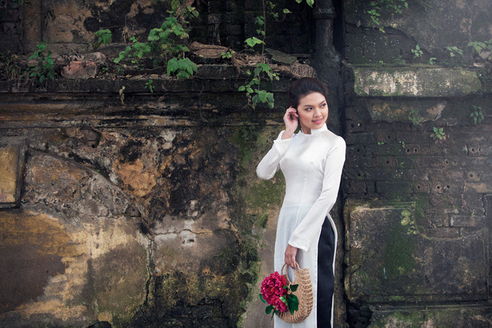 Hình ảnh thiếu nữ Hà thành e ấp bên phố cổ rêu phong. Hình ảnh thiếu nữ Hà thành e ấp bên phố cổ rêu phong.