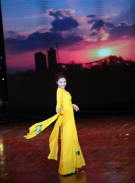 Cùng nhìn lại hình ảnh trình diễn áo dài trong cuộc thi Imiss 2011 của Hoa khôi Đỗ Thùy Dương. Cùng nhìn lại hình ảnh trình diễn áo dài trong cuộc thi Imiss 2011 của Hoa khôi Đỗ Thùy Dương.